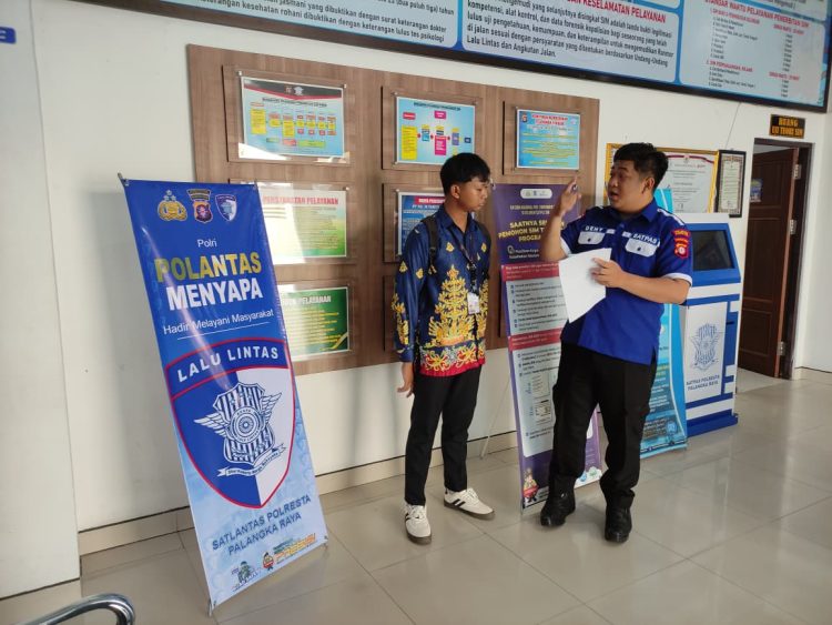 personel Satpas Satlantas Polresta Palangka Raya melaksanakan kegiatan Polantas Menyapa dengan mensosialisasikan tertib berlalu lintas kepada para pemohon Surat Izin Mengemudi (SIM), Rabu pagi. Rabu 29/10/2025.