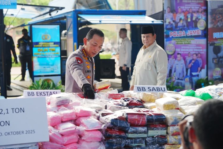 Pemusnahan barang bukti narkoba sebanyak 214,84 ton tersebut dihadiri langsung oleh Presiden Prabowo Subianto sekaligus memimpin pemusnahan barang haram tersebut di Lapangan Bhayangkara, Jakarta Selatan, Rabu (29/10/2025).