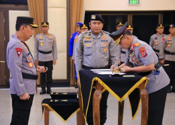 Kapolri Jenderal Polisi Drs. Listyo Sigit Prabowo, M.Si., memimpin upacara serah terima jabatan (sertijab) sejumlah pejabat tinggi (Pati) dan menengah (Pamen) Polri di Rupattama Mabes Polri, Jakarta, Rabu (29/10/2025).