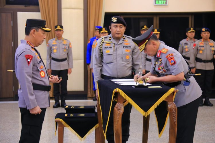 Kapolri Jenderal Polisi Drs. Listyo Sigit Prabowo, M.Si., memimpin upacara serah terima jabatan (sertijab) sejumlah pejabat tinggi (Pati) dan menengah (Pamen) Polri di Rupattama Mabes Polri, Jakarta, Rabu (29/10/2025).