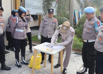 Seksi Kedokteran dan Kesehatan (Sidokkes) Polresta Palangka Raya melaksanakan kegiatan pemeriksaan urine terhadap personel, Kamis (30/10/2025).