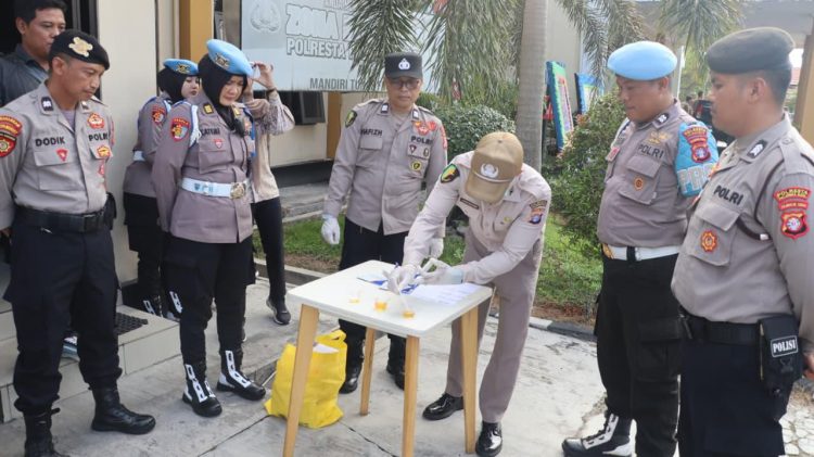 Seksi Kedokteran dan Kesehatan (Sidokkes) Polresta Palangka Raya melaksanakan kegiatan pemeriksaan urine terhadap personel, Kamis (30/10/2025).