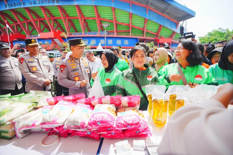Kapolri Jenderal Listyo Sigit Prabowo memimpin Apel Ojek Online (Ojol) Kamtibmas yang diikuti sebanyak 4.425 orang di Stadion Gajayana, Malang, Jawa Timur, Jumat, 31 Oktober 2025. Hal ini komitmen bersama antara Polri dan para driver daring untuk menjaga situasi tetap kondusif.