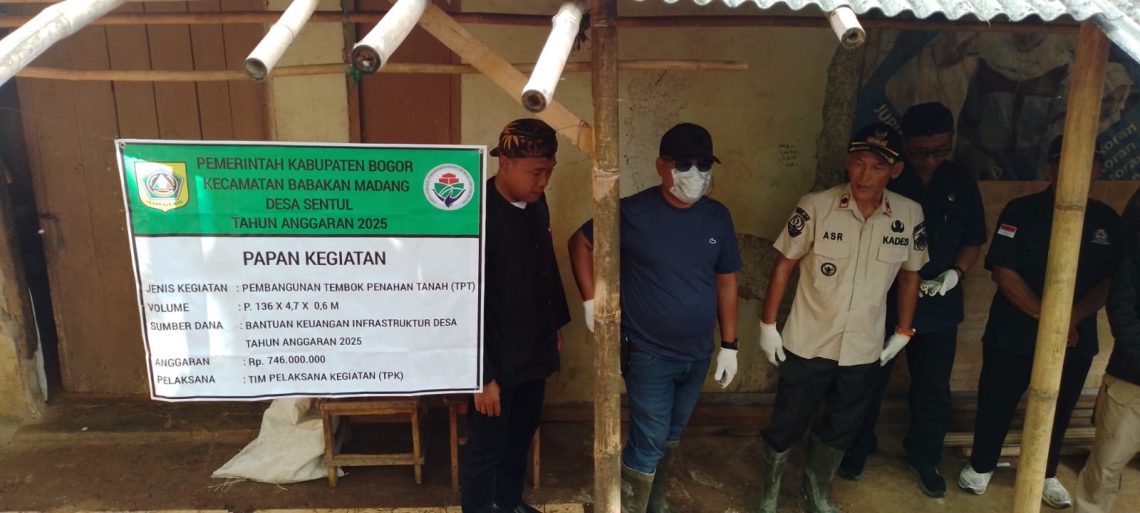 Kick Off  Bankeu Infrastruktur Desa Kab.Bogor Tahun 2025 Di Desa Sentul Kecamatan Babakan Madang,ditandai Peletakan Batu Perta Oleh Camat Ma'mun Nawawi dan Kades. (Foto. Dok: RH/Mitrapolri.com)