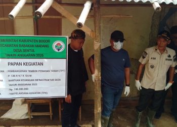 Kick Off  Bankeu Infrastruktur Desa Kab.Bogor Tahun 2025 Di Desa Sentul Kecamatan Babakan Madang,ditandai Peletakan Batu Perta Oleh Camat Ma'mun Nawawi dan Kades. (Foto. Dok: RH/Mitrapolri.com)
