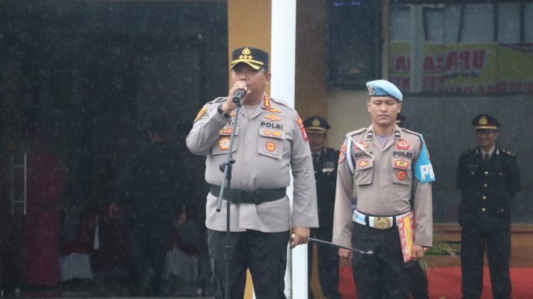 Kapolresta Palangka Raya Kombes Pol Dedy Supriadi, S.I.K., M.H. tetap memimpin pelaksanaan apel pagi di halaman Mapolresta Palangka Raya, Jum’at (3/10/2025).