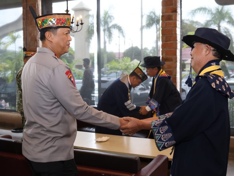 Kapolda Kalimantan Tengah (Kalteng), Irjen Pol Iwan Kurniawan, S.IK., M.Si. menghadiri secara langsung wisuda 2.013 mahasiswa Universitas Muhammadiyah Palangka Raya (UMPR) program Pascasarjana XI, Sarjana XXXIV dan Diploma XXIV, Tahun Akademik 2024/2025. Jumat (31/10/2025).