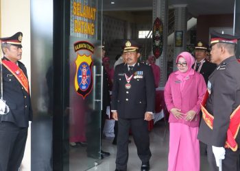 Kapolresta Palangka Raya Kombes Pol. Dedy Supriadi, S.I.K., M.H., memimpin langsung acara tradisi payung pora bagi personel purna tugas di lingkungan Polresta Palangka Raya, Jum’at (31/10/2025).