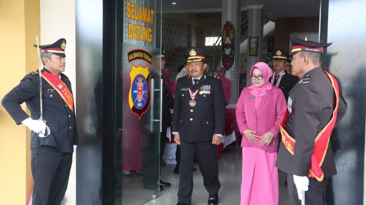 Kapolresta Palangka Raya Kombes Pol. Dedy Supriadi, S.I.K., M.H., memimpin langsung acara tradisi payung pora bagi personel purna tugas di lingkungan Polresta Palangka Raya, Jum’at (31/10/2025).