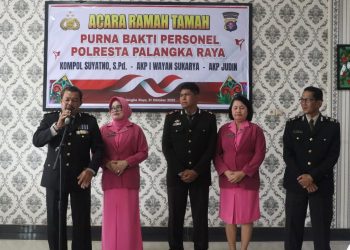 Kapolresta Palangka Raya Kombes Pol. Dedy Supriadi, S.I.K., M.H., memberikan apresiasi kepada para personel yang telah purna tugas dan berpindah jabatan di lingkungan Polresta Palangka Raya, Jum’at (31/10/2025).