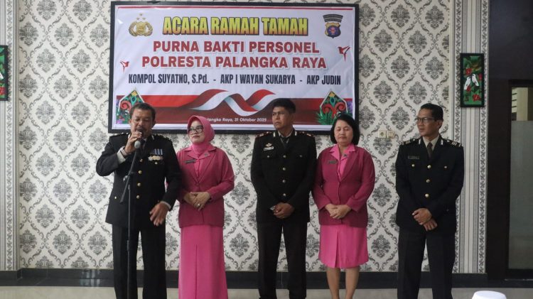 Kapolresta Palangka Raya Kombes Pol. Dedy Supriadi, S.I.K., M.H., memberikan apresiasi kepada para personel yang telah purna tugas dan berpindah jabatan di lingkungan Polresta Palangka Raya, Jum’at (31/10/2025).