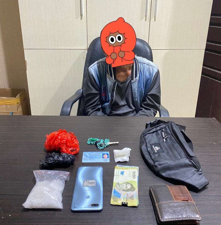 seorang pria berinisial IAF (33) yang diduga sebagai pengedar narkotika jenis sabu.