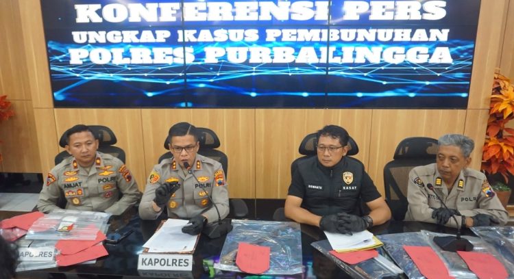 Kapolres didampingi Wakapolres Kompol Agus Amjat, Kasat Reskrim AKP Siswanto dan Kasi Humas AKP Setyo Hadi.