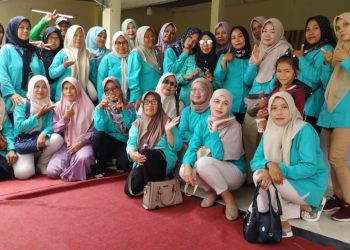 Keluarga besar Nguwek Purbalingga menghadiri undangan hajatan pernikahan putra salah satu anggotanya. Keberangkatan rombongan dilakukan usai kegiatan pertemuan sekaligus pengocokan arisan rutin bulanan yang ke-10. minggu. 5 Oktober 2025.