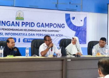 *Kominfo Sabang Gelar Pendampingan PPID Gampong untuk Perkuat Keterbukaan Informasi Publik* 

Sabang, 8 Oktober 2025 – Dinas Komunikasi, Informatika, Statistik dan Persandian (Kominfotiksa) Kota Sabang menggelar kegiatan Pendampingan Pejabat Pengelola Informasi dan Dokumentasi (PPID) Gampong, yang dilaksanakan sebagai upaya memperkuat dan mengembangkan kelembagaan PPID di tingkat Gampong dalam wilayah Kota Sabang.

Acara yang diikuti oleh empat Gampong—Krung Raya, Anoi Itam, Batee Shok, dan Aneuk Laot—ini dibuka secara resmi oleh Kepala Dinas Kominfotiksa Kota Sabang, Agus Halim, yang turut didampingi oleh Kepala Bidang Pelayanan Informasi Publik, Mustakim, S.Sos.

Kegiatan ini menghadirkan pemateri dari Dinas Komunikasi, Informatika dan Persandian Aceh, yaitu Ibu Asriani, S.Sos., M.Si dan Bapak Rahmad, S.T., M.T, yang mewakili Kepala Dinas Kominfo Aceh, Marwan Nusuf, B.HSc., M.A.

Dalam kegiatan pendampingan tersebut, para tenaga ahli menyampaikan sejumlah materi penting terkait keterbukaan informasi publik, manfaat dan kebijakan pelaksanaannya, dasar hukum, mekanisme uji konsekuensi, serta berbagai hal teknis lain yang mendukung optimalisasi peran PPID di tingkat Gampong.

Kegiatan ini dihadiri oleh para aparatur pemerintah Gampong yang terdiri dari Keuchik, perangkat Gampong, serta pengelola dan admin informasi dari empat Gampong terpilih.

Dalam arahannya, Kepala Dinas Kominfotiksa Kota Sabang, Agus Halim, menyampaikan apresiasi dan ucapan terima kasih kepada Dinas Kominfo Aceh atas perhatian dan dukungan berkelanjutan yang telah diberikan kepada Kota Sabang.

> “Kami menyampaikan terima kasih kepada Dinas Kominfo Aceh yang terus melakukan pendampingan, termasuk mengutus langsung tenaga ahli ke Kota Sabang. Dukungan ini sangat berarti bagi kami dalam memperkuat kapasitas PPID di tingkat Gampong,” ujar Agus Halim.


Lebih lanjut, Agus Halim juga memberikan apresiasi atas semangat dan partisipasi aktif para aparatur Gampong.

> “Kehadiran para Keuchik yang datang langsung tanpa diwakilkan bersama pejabat pengelola informasi dan admin Gampong merupakan bukti nyata komitmen untuk memperkuat pelayanan informasi publik di wilayah masing-masing,” tambahnya.



Dalam kesempatan yang sama, Agus Halim juga menyampaikan harapan Wali Kota Sabang, Zulkifli H. Adam, agar seluruh perangkat Gampong serta instansi di lingkungan Pemerintah Kota Sabang terus memperkuat peran PPID, dan menjadikan keterbukaan informasi publik sebagai budaya kerja serta bagian dari pelayanan publik yang prima.

> “Melalui keterbukaan informasi publik, kita dapat membangun kepercayaan masyarakat, memperkuat kolaborasi antara pemerintah dan warga, serta menciptakan tata kelola pemerintahan yang bersih, jujur, dan berintegritas,” ujarnya.



Menutup arahannya, Agus Halim menegaskan bahwa keterbukaan informasi publik merupakan salah satu fondasi penting dalam mewujudkan tata pemerintahan yang baik.

> “Keterbukaan informasi publik merupakan salah satu pilar penting dalam mewujudkan pemerintahan yang transparan, akuntabel, dan partisipatif,” tegasnya.



Melalui kegiatan pendampingan ini, diharapkan PPID di tingkat Gampong dapat semakin aktif, terarah, dan profesional dalam memberikan layanan informasi kepada masyarakat, sehingga terwujud pelayanan publik yang terbuka dan berkualitas di Kota Sabang.