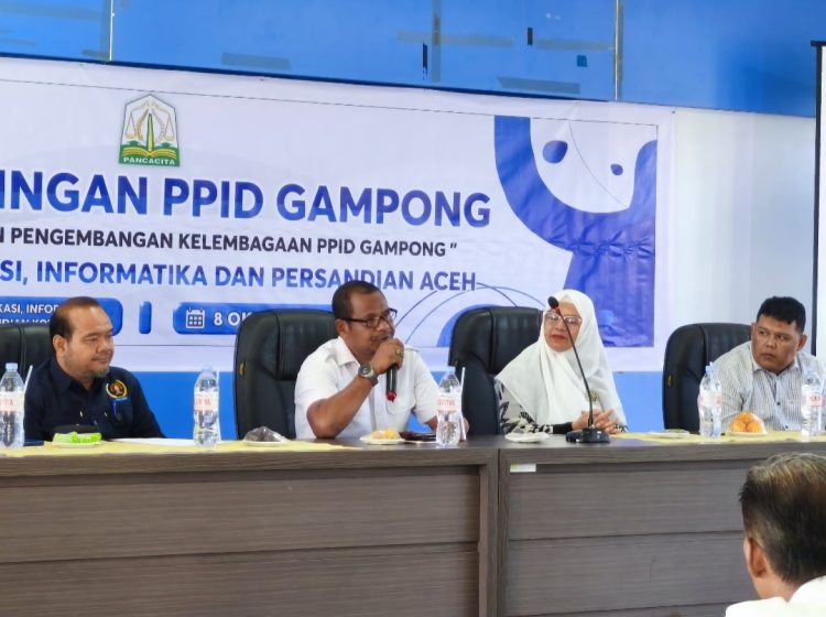 *Kominfo Sabang Gelar Pendampingan PPID Gampong untuk Perkuat Keterbukaan Informasi Publik* 

Sabang, 8 Oktober 2025 – Dinas Komunikasi, Informatika, Statistik dan Persandian (Kominfotiksa) Kota Sabang menggelar kegiatan Pendampingan Pejabat Pengelola Informasi dan Dokumentasi (PPID) Gampong, yang dilaksanakan sebagai upaya memperkuat dan mengembangkan kelembagaan PPID di tingkat Gampong dalam wilayah Kota Sabang.

Acara yang diikuti oleh empat Gampong—Krung Raya, Anoi Itam, Batee Shok, dan Aneuk Laot—ini dibuka secara resmi oleh Kepala Dinas Kominfotiksa Kota Sabang, Agus Halim, yang turut didampingi oleh Kepala Bidang Pelayanan Informasi Publik, Mustakim, S.Sos.

Kegiatan ini menghadirkan pemateri dari Dinas Komunikasi, Informatika dan Persandian Aceh, yaitu Ibu Asriani, S.Sos., M.Si dan Bapak Rahmad, S.T., M.T, yang mewakili Kepala Dinas Kominfo Aceh, Marwan Nusuf, B.HSc., M.A.

Dalam kegiatan pendampingan tersebut, para tenaga ahli menyampaikan sejumlah materi penting terkait keterbukaan informasi publik, manfaat dan kebijakan pelaksanaannya, dasar hukum, mekanisme uji konsekuensi, serta berbagai hal teknis lain yang mendukung optimalisasi peran PPID di tingkat Gampong.

Kegiatan ini dihadiri oleh para aparatur pemerintah Gampong yang terdiri dari Keuchik, perangkat Gampong, serta pengelola dan admin informasi dari empat Gampong terpilih.

Dalam arahannya, Kepala Dinas Kominfotiksa Kota Sabang, Agus Halim, menyampaikan apresiasi dan ucapan terima kasih kepada Dinas Kominfo Aceh atas perhatian dan dukungan berkelanjutan yang telah diberikan kepada Kota Sabang.

> “Kami menyampaikan terima kasih kepada Dinas Kominfo Aceh yang terus melakukan pendampingan, termasuk mengutus langsung tenaga ahli ke Kota Sabang. Dukungan ini sangat berarti bagi kami dalam memperkuat kapasitas PPID di tingkat Gampong,” ujar Agus Halim.


Lebih lanjut, Agus Halim juga memberikan apresiasi atas semangat dan partisipasi aktif para aparatur Gampong.

> “Kehadiran para Keuchik yang datang langsung tanpa diwakilkan bersama pejabat pengelola informasi dan admin Gampong merupakan bukti nyata komitmen untuk memperkuat pelayanan informasi publik di wilayah masing-masing,” tambahnya.



Dalam kesempatan yang sama, Agus Halim juga menyampaikan harapan Wali Kota Sabang, Zulkifli H. Adam, agar seluruh perangkat Gampong serta instansi di lingkungan Pemerintah Kota Sabang terus memperkuat peran PPID, dan menjadikan keterbukaan informasi publik sebagai budaya kerja serta bagian dari pelayanan publik yang prima.

> “Melalui keterbukaan informasi publik, kita dapat membangun kepercayaan masyarakat, memperkuat kolaborasi antara pemerintah dan warga, serta menciptakan tata kelola pemerintahan yang bersih, jujur, dan berintegritas,” ujarnya.



Menutup arahannya, Agus Halim menegaskan bahwa keterbukaan informasi publik merupakan salah satu fondasi penting dalam mewujudkan tata pemerintahan yang baik.

> “Keterbukaan informasi publik merupakan salah satu pilar penting dalam mewujudkan pemerintahan yang transparan, akuntabel, dan partisipatif,” tegasnya.



Melalui kegiatan pendampingan ini, diharapkan PPID di tingkat Gampong dapat semakin aktif, terarah, dan profesional dalam memberikan layanan informasi kepada masyarakat, sehingga terwujud pelayanan publik yang terbuka dan berkualitas di Kota Sabang.