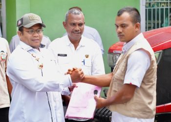 Secara simbolis, bantuan tersebut diserahkan langsung Wali Kota Sabang kepada dua kelompok tani penerima manfaat, yaitu Junaidi dari Kelompok Tani Setia Kawan Gampong Paya Seunara, dan T. Zulfikar TA dari Kelompok Tani Beuna Usaha Gampong Balohan, di Halaman Kantor Dinas Pertanian dan Pangan, Rabu (29/10/25).