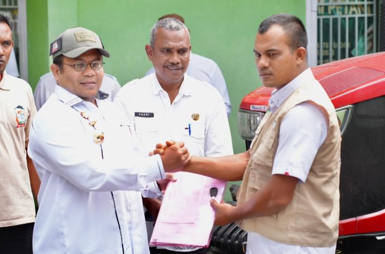 Secara simbolis, bantuan tersebut diserahkan langsung Wali Kota Sabang kepada dua kelompok tani penerima manfaat, yaitu Junaidi dari Kelompok Tani Setia Kawan Gampong Paya Seunara, dan T. Zulfikar TA dari Kelompok Tani Beuna Usaha Gampong Balohan, di Halaman Kantor Dinas Pertanian dan Pangan, Rabu (29/10/25).