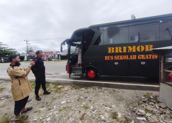 Setiap pagi, tepat pukul 05.30 WIB, bus berwarna Hitam Merah dengan logo Brimob itu sudah siap menjemput para pelajar dari Jl. Tjilik Riwut Km.8 menuju kompleks sekolah di kawasan Stadion Sanaman Mantikei. Suasana hangat dan ceria terpancar dari wajah anak-anak yang dengan antusias menaiki bus, disambut ramah oleh personel Brimob yang bertugas.