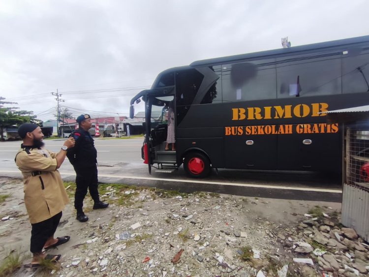 Setiap pagi, tepat pukul 05.30 WIB, bus berwarna Hitam Merah dengan logo Brimob itu sudah siap menjemput para pelajar dari Jl. Tjilik Riwut Km.8 menuju kompleks sekolah di kawasan Stadion Sanaman Mantikei. Suasana hangat dan ceria terpancar dari wajah anak-anak yang dengan antusias menaiki bus, disambut ramah oleh personel Brimob yang bertugas.