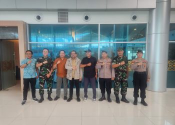 Personel Polresta Palangka Raya melaksanakan pengamanan terhadap keberangkatan rombongan Staf Kepresidenan Republik Indonesia yang bertolak dari Bandara Tjilik Riwut menuju Jakarta, Sabtu (1/11/2025).
