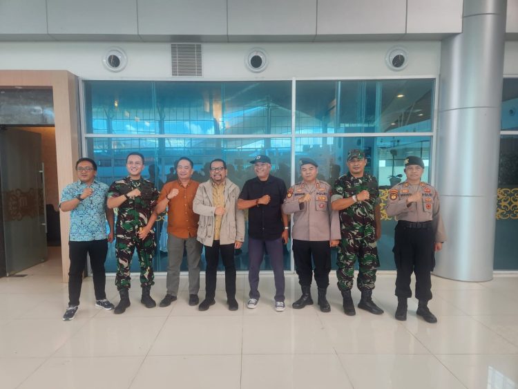 Personel Polresta Palangka Raya melaksanakan pengamanan terhadap keberangkatan rombongan Staf Kepresidenan Republik Indonesia yang bertolak dari Bandara Tjilik Riwut menuju Jakarta, Sabtu (1/11/2025).
