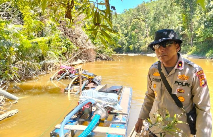 Operasi penindakan ini dipimpin langsung oleh Kapolsek Kampar Kiri Kompol Rusyandi Z. Siregar, S. Sos, MH, Kanit Reskrim AKP Khamry Gufron, SH, Panit Opsnal Intelkam Ipda Aldriadi, Panit Samapta Ipda Nurman Effendi, Kasubsektor Gunung Sari Ipda Effendro Harta, SE, beserta 15 personil Polsek Kampar Kiri.