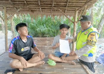 Polsek Muara Kuang Polres Ogan Ilir bersama Bhabinkamtibmas melaksanakan patroli terpadu pencegahan kebakaran hutan dan lahan (Karhutla) di wilayah Kecamatan Muara Kuang, Minggu (02/11/2025) pagi.