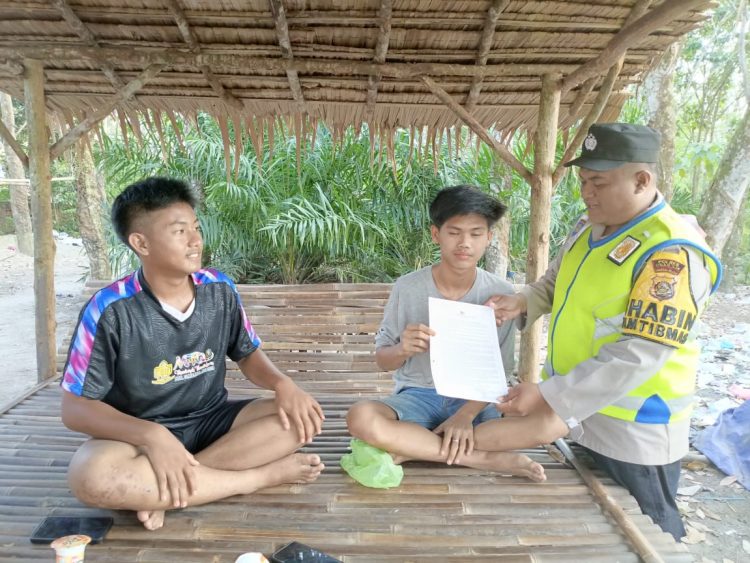 Polsek Muara Kuang Polres Ogan Ilir bersama Bhabinkamtibmas melaksanakan patroli terpadu pencegahan kebakaran hutan dan lahan (Karhutla) di wilayah Kecamatan Muara Kuang, Minggu (02/11/2025) pagi.