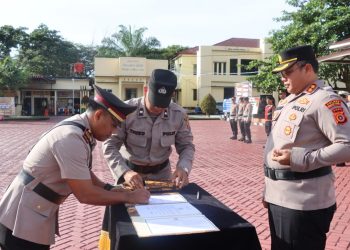 Kapolres Nagan Raya AKBP Dr. Benny Bathara, S.I.K., M.I.K. Senin (03/11/25), memimpin upacara serah terima jabatan (Sertijab) di halaman Mapolres Nagan Raya pada pukul 08.30 WIB.