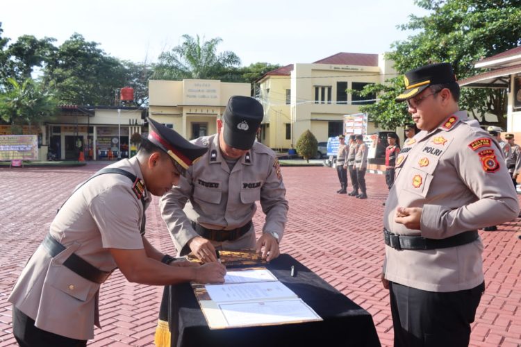 Kapolres Nagan Raya AKBP Dr. Benny Bathara, S.I.K., M.I.K. Senin (03/11/25), memimpin upacara serah terima jabatan (Sertijab) di halaman Mapolres Nagan Raya pada pukul 08.30 WIB.