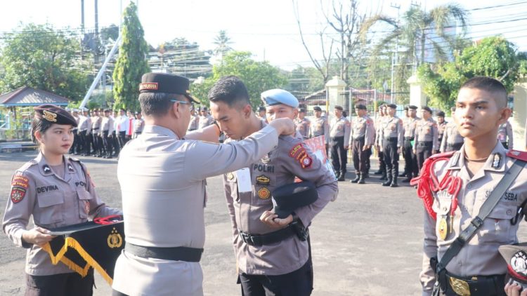 Kegiatan tersebut dipimpin langsung oleh Wakapolresta Palangka Raya AKBP Moch. Isharyadi Fitriawan, S.I.K., M.M., yang diikuti oleh para Pejabat Utama Polresta, para Perwira Pembimbing, serta 24 siswa Latja yang akan melaksanakan latihan kerja di jajaran Polresta Palangka Raya.
