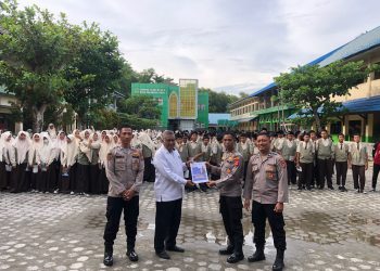 Bag SDM Polresta Palangka Raya memberikan sosialisasi tentang pembukaan pendaftaran Penerimaan Murid Baru (SPMB) SMA Kemala Taruna Bhayangkara Tahun Ajaran 2026/2027, Selasa (4/11/2025).