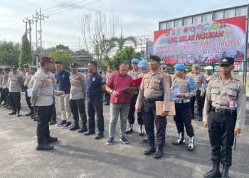 Seksi Profesi dan Pengamanan (Propam) Polresta Palangka Raya, Polda Kalteng, melaksanakan pemeriksaan absensi kehadiran personel sebelum pelaksanaan apel pagi, Selasa (4/11/2025).