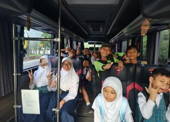 Sejak pagi, bus sekolah milik Brimob terlihat melintasi rute Jalan Tjilik Riwut Km. 8 hingga ke kawasan sekolah di Jalan AIS Nasution. Anak-anak tampak antusias menaiki bus yang dikemudikan oleh personel Brimob, dengan pendampingan penuh untuk memastikan keamanan dan kenyamanan selama perjalanan menuju sekolah.