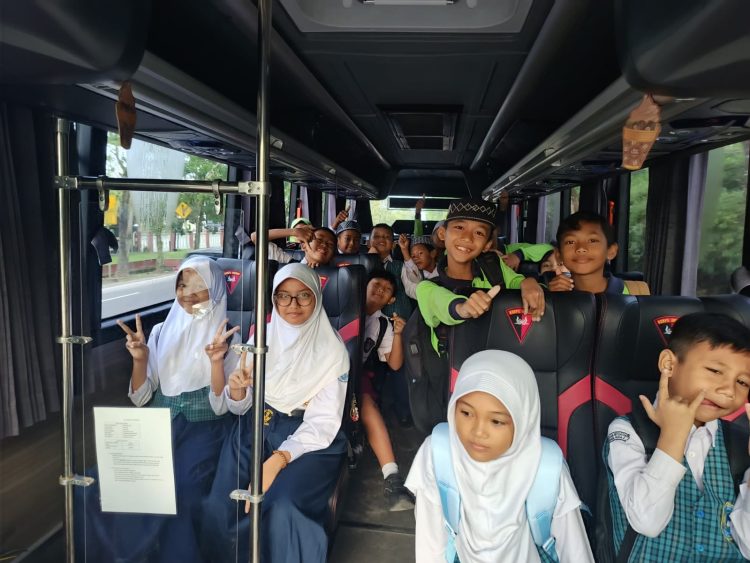 Sejak pagi, bus sekolah milik Brimob terlihat melintasi rute Jalan Tjilik Riwut Km. 8 hingga ke kawasan sekolah di Jalan AIS Nasution. Anak-anak tampak antusias menaiki bus yang dikemudikan oleh personel Brimob, dengan pendampingan penuh untuk memastikan keamanan dan kenyamanan selama perjalanan menuju sekolah.