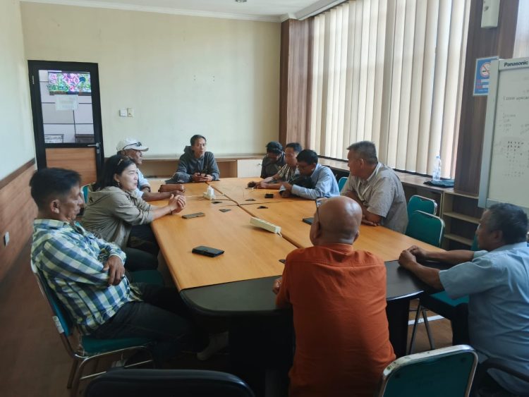 Pertemuan para awak media bersama staff Diskominfo atas kejadian daftar nama wartawan yang diminta panitia.RH/Mitrapolri