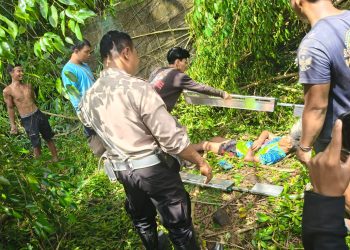 Dua personel, yaitu Aiptu Aan Sugiarto dan Bripka Sopan Sopian, yang tengah melaksanakan patroli di kawasan pertokoan dan tempat keramaian masyarakat, segera mendatangi lokasi setelah menerima laporan warga. Setibanya di TKP, petugas langsung melakukan pertolongan awal serta berkoordinasi dengan unit ambulans untuk mengevakuasi korban ke RSUD Betang Pambelum.
