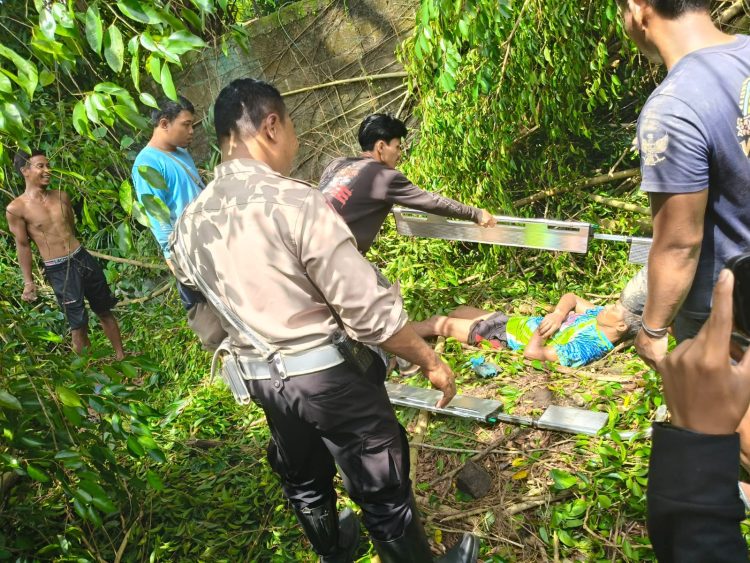 Dua personel, yaitu Aiptu Aan Sugiarto dan Bripka Sopan Sopian, yang tengah melaksanakan patroli di kawasan pertokoan dan tempat keramaian masyarakat, segera mendatangi lokasi setelah menerima laporan warga. Setibanya di TKP, petugas langsung melakukan pertolongan awal serta berkoordinasi dengan unit ambulans untuk mengevakuasi korban ke RSUD Betang Pambelum.