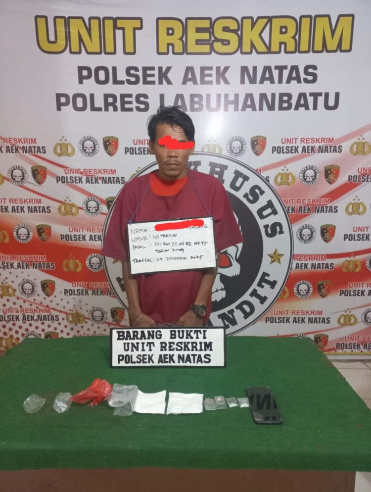 Seorang pria berinisial JM (40), warga Dusun VI Kampung Harapan, Desa Bandar Selamat, Kecamatan Aek Kuo, Kabupaten Labuhanbatu Utara, diamankan karena kedapatan membawa narkotika jenis sabu-sabu, penangkapan terjadi pada Selasa malam (04/11/2025) sekitar pukul 23.30 WIB.