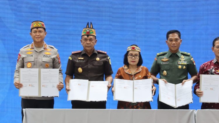 Kapolda Kalimantan Tengah (Kalteng), Irjen Pol Iwan Kurniawan, S.IK., M.Si. melaksanakan penandatanganan Perjanjian Kerja Sama (PKS) dengan Kantor Wilayah Kementerian Hukum dan Hak Asasi Manusia (Kanwil Kemenkumham) Kalteng. Kamis (6/11/2025).