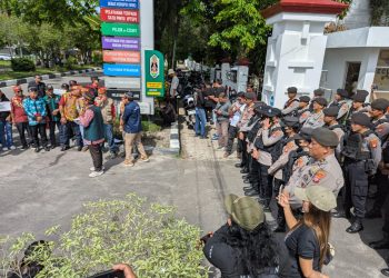 Pam dilakukan pada lokasi aksi damai yakni di depan Kantor Pengadilan Negeri Palangka Raya, Jalan Diponegoro, Kota Palangka Raya, Kalimantan Tengah, yang dipimpin oleh Kasatsamapta, AKP Suyatman selaku wakil koordinator tugas, Jumat (7/11/2025) pagi