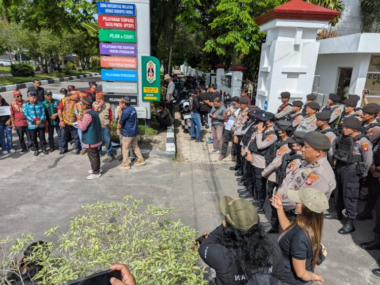 Pam dilakukan pada lokasi aksi damai yakni di depan Kantor Pengadilan Negeri Palangka Raya, Jalan Diponegoro, Kota Palangka Raya, Kalimantan Tengah, yang dipimpin oleh Kasatsamapta, AKP Suyatman selaku wakil koordinator tugas, Jumat (7/11/2025) pagi