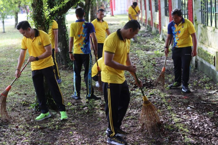 Salah satunya yakni dengan mengikuti bakti sosial yang digelar oleh Pemerintah Provinsi Kalteng di Taman Makan Pahlawan (TMP) Sanaman Lampang, Jalan Tjilik Riwut Km. 3,5, Kota Palangka Raya, Kalimantan Tengah, Jumat (7/11/2025) pagi.