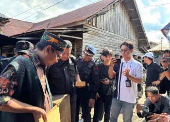 Satuan Brimob Polda Kalimantan Tengah memberikan back up pengamanan kepada Badan Narkotika Nasional (BNN) Provinsi Kalimantan Tengah dalam kegiatan Operasi Pemulihan Kampung Rawan Narkotika Terpadu, yang berlangsung di kawasan Puntun, Kelurahan Pahandut, Kota Palangka Raya, Jumat (7/11/2025) siang.