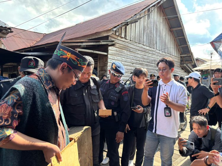 Satuan Brimob Polda Kalimantan Tengah memberikan back up pengamanan kepada Badan Narkotika Nasional (BNN) Provinsi Kalimantan Tengah dalam kegiatan Operasi Pemulihan Kampung Rawan Narkotika Terpadu, yang berlangsung di kawasan Puntun, Kelurahan Pahandut, Kota Palangka Raya, Jumat (7/11/2025) siang.