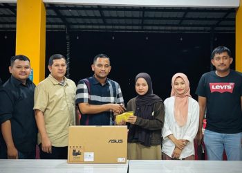 Anggota Komisi XIII DPR RI Fraksi PDI Perjuangan asal Aceh, Jamaluddin Idham, SH, MH, memberikan bantuan biaya pendidikan dan laptop untuk adik almarhum Arjuna Tamaraya (21), korban pengeroyokan dan pembunuhan yang terjadi di Masjid Agung Sibolga, Sumatera Utara.