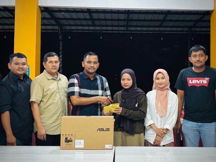 Anggota Komisi XIII DPR RI Fraksi PDI Perjuangan asal Aceh, Jamaluddin Idham, SH, MH, memberikan bantuan biaya pendidikan dan laptop untuk adik almarhum Arjuna Tamaraya (21), korban pengeroyokan dan pembunuhan yang terjadi di Masjid Agung Sibolga, Sumatera Utara.