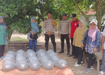 Polsek Pemulutan bersama unsur pemerintahan desa melaksanakan kegiatan penebaran benih ikan patin di Desa Arisan Jaya, Kecamatan Pemulutan Barat, pada Jumat (7/11/2025) sekitar pukul 10.00 WIB.