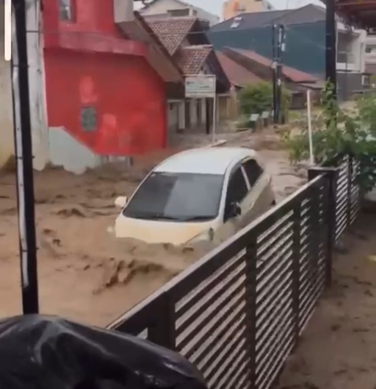 Hujan deras dengan intensitas tinggi yang mengguyur wilayah selatan Kabupaten Brebes pada Sabtu sore (8/11/2025) menyebabkan banjir bandang di kawasan Desa Kalierang, Kecamatan Bumiayu.